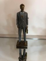 Estatueta Decorativa Empresário Em Resina - Espressione