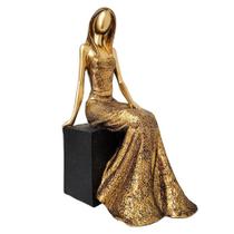 Estatueta Decorativa Mulher Elegante Dourado Luxo Sentada Resina 25cm - MCD