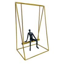 Estatueta Decorativa Mulher No Balanço Dourado 29,3Cm