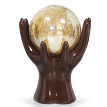 Estatueta Enfeite Decoração Mesa Sala Mãos MArrom Escuro Com Esfera Bola Ambar dourada - Elegance Decor