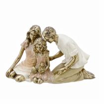 Estatueta Família Casal com filha segurando pelucia/dog Gold - 257-673