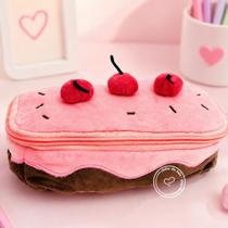 ESTOJO BOLO CEREJA PELUCIADO Cor:Rosa e Marrom ESTOJO BOLO CEREJA PELUCIADO Cor:Rosa e Marrom