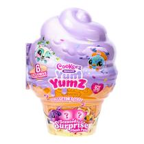 Estojo de colecionador Cookeez Makery Yum Yumz com 6 adesivos Plush + Estojo de colecionador Cookeez Makery Yum Yumz com 6 adesivos Plush +