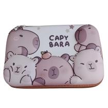 Estojo Escolar Capybara 3D Com Fecho COR:CAPYBARA Estojo Escolar Capybara 3D Com Fecho COR:CAPYBARA