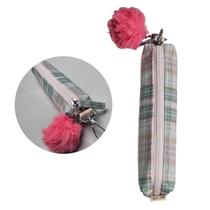 Estojo Escolar Xadrez Verde com Pompom Fofo Multiuso Organização Colorido Lápis Caneta Borracha Cor