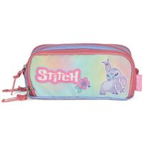 Estojo Triplo Stitch Tie Dye Rosa ET50095SC UP4YOU Lançamento 2026 Estojo Triplo Stitch Tie Dye Rosa ET50095SC UP4YOU Lançamento 2026