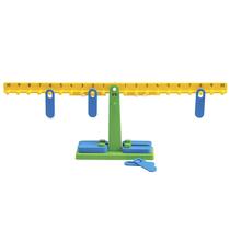 Estudante de educação em Math Balance com 20 pesos para o início da matemática