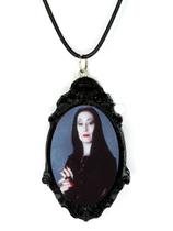 Exclusivo colar pingente com arte resinada morticia addams