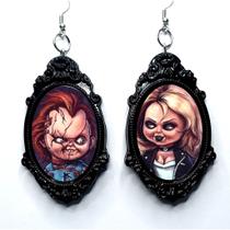 Exclusivo par de brincos Chucky e Tifanny terror relikariu Exclusivo par de brincos Chucky e Tifanny terror relikariu
