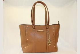 Executiva, Aplique de Rebites Dourados - Pontapé