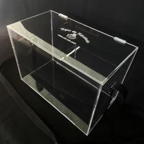 Expositor Acrílico Cristal para 56 Caixinhas de Felicidade com Tampa, Alça Regulável e Logo Personalizada