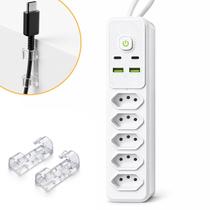 Extensão Elétrica 5 Tomadas 2 USB 2 USB C com Botão Liga e Desliga Organiza Fios e Carrega Dispositivos Acompanha suporte para cabos