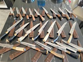 Faca artesanal de arado, com bainha em couro