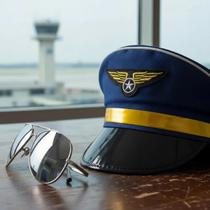 Fantasia De Piloto Aviador Unissex C/ Quepe Azul e Óculos Espelhado Fantasia De Piloto Aviador Unissex C/ Quepe Azul e Óculos Espelhado