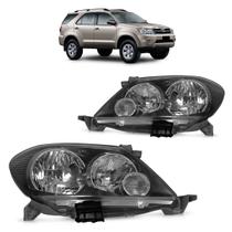 Farol Dianteiro Hilux SW4 2005 2006 2007 2008 Máscara Negra Lente Lisa Acrílico Foco Duplo Farol Dianteiro Hilux SW4 2005 2006 2007 2008 Máscara Negra Lente Lisa Acrílico Foco Duplo