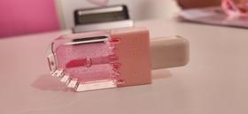 Febella makeup, glos labial incolor com gliter, formato de picole.