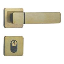 Fechadura para Porta de Entrada Externa com Roseta Capri 40mm MGM Rosa/Bronze Latonado Fechadura para Porta de Entrada Externa com Roseta Capri 40mm MGM Rosa/Bronze Latonado