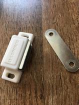 Fecho Magnético Porta Guarda Roupa E Armário Branco 2 Peças