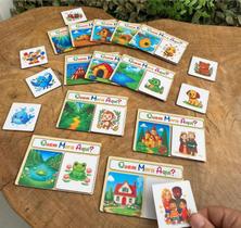 Feito em MDF, Quem Mora Aqui é um jogo lúdico e educativo que estimula a linguagem, a associação de ideias e o raciocínio lógico.