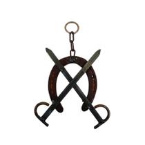 Ferradura envernizada com 2 espadas p/ parede - unidade