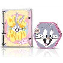 Fichário Argolado Looney Tunes Universitario 144Fls e 10Divisórias Coloridas + Estojo Necessaire Hexagonal Looney Tunes Fichário Argolado Looney Tunes Universitario 144Fls e 10Divisórias Coloridas + Estojo Necessaire Hexagonal Looney Tunes