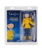 Figura articulada NECA Coraline em capa de chuva com suporte de exibição