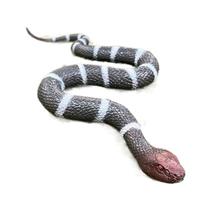 Figura de cobra realista em preto e branco com faixas estilo Cobra F Figura de cobra realista em preto e branco com faixas estilo Cobra F