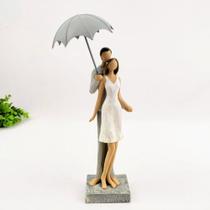 Figura Decorativa Casal Com Guarda-Chuva Em Resina 26 Cm