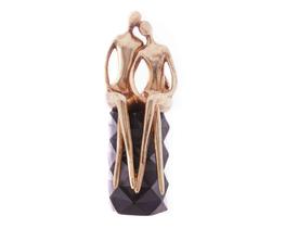 Figura Decorativa Casal Sentado de Resina Wolff Figura Decorativa Casal Sentado de Resina Wolff