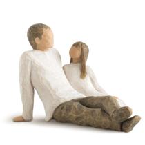 Figura esculpida pintada à mão: pai e filha de Willow Tree