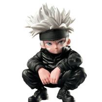 Figura Jujutsu Kaisen Gojo Satoru, pose sentada, 16 cm, PVC