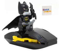 Figura LEGO DC Superheroes Batman com Jet Ski e Bat-a-Rang