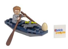 Figura LEGO Jurassic World Owen com caiaque e ovo de raptor