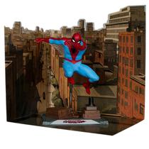 Figura McFarlane Toys Spider-Man em escala 1:10 com cena posada Figura McFarlane Toys Spider-Man em escala 1:10 com cena posada