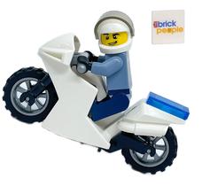 Figura: Policial da cidade de LEGO com motocicleta com menos de 5 cm de altura Figura: Policial da cidade de LEGO com motocicleta com menos de 5 cm de altura