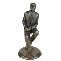 Figura Sentada do Presidente Obama 20 cm em Poliresina com Acabamento Bronze Envelhecido