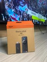 Fire TV Stick HD (Última geração) Com controle remoto por voz com Alexa (inclui comandos de TV)
