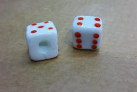 Firma de dado branco com vermelho