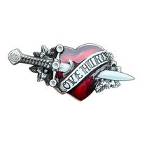 Fivela de cinto Love Hurts Red Heart com design de espada