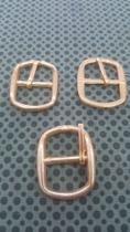 Fivela dourada com passador