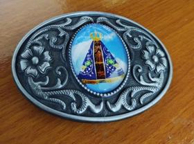 Fivela Nossa Senhora Aparecida Resinada e Flores Devoção Fivela Nossa Senhora Aparecida Resinada e Flores Devoção