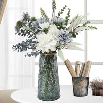 Flores artificiais: sobras de flores artificiais em vaso com dálias