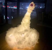 Foguete luminária astronauta
