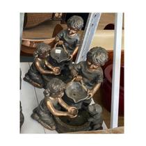 Fonte d'agua Irmão Menina e Menino Brincando Com Cachorro Fonte d'agua Irmão Menina e Menino Brincando Com Cachorro