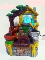 Fonte de Água Resina Árvore Com Casa Amarela e Balde 3Q Bola Fonte de Água Resina Árvore Com Casa Amarela e Balde 3Q Bola