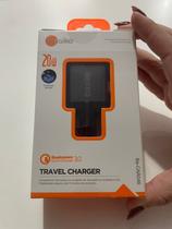Fonte Travel charger, compatível com todos os dispositivos.
