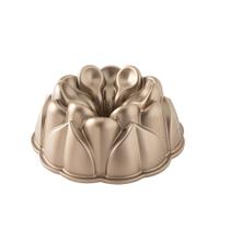 Forma de Bundt Nordic Ware Magnolia - Alumínio Fundido 2,4L - Caramelo