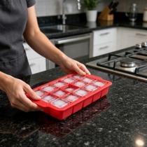 Forma de Gelo em Silicone e Aço Inox com 15 Cubos Grandes Forma de Gelo em Silicone e Aço Inox com 15 Cubos Grandes