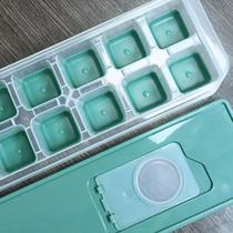 Forma de Gelo Enche Fácil em Silicone com Tampa Abre Fecha Forma de Gelo Enche Fácil em Silicone com Tampa Abre Fecha
