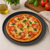 Forma de Pizza Redonda 35cm Aço Carbono Antiaderente: Assa Uniforme e Não Gruda Forma de Pizza Redonda 35cm Aço Carbono Antiaderente: Assa Uniforme e Não Gruda